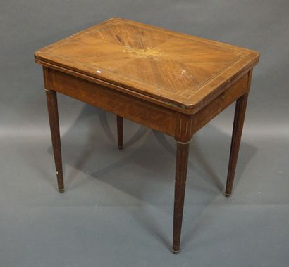 Table à jeu en marqueterie à un tiroir en...