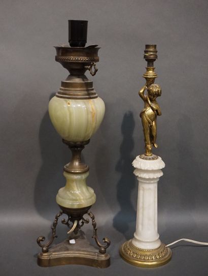 LAMPES
Deux lampes en onyx et laiton et en...