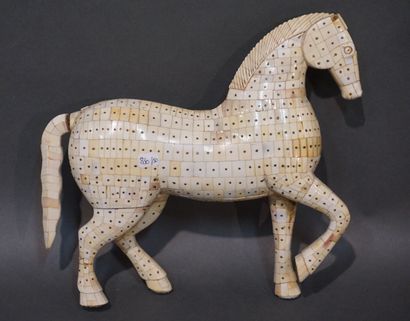 Cheval marqueté d'os (manques). 26x29 cm