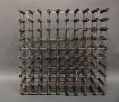 Casier à bouteilles en bois et métal. 91x91x23...
