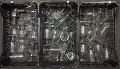 Trois manettes de verres dépareillés en verre...