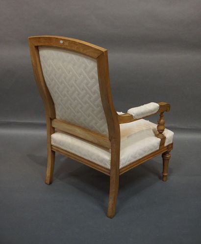 
paire de fauteuils en bois naturel à garniture...