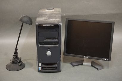 Ordinateur Dell et lampe de bureau.