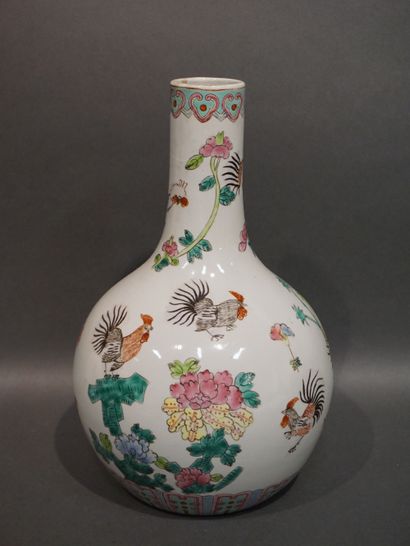 CHINE
Vase en porcelaine chinoise à décor...