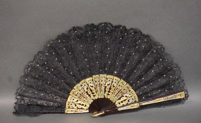 Eventail en dentelle noire.