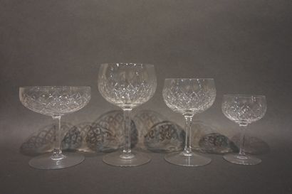Service de verres en cristal taillé. Cristal...