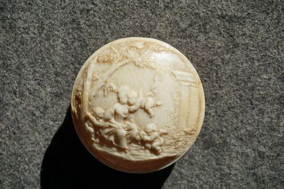 Boite couverte en ivoire ancien sculpté de...