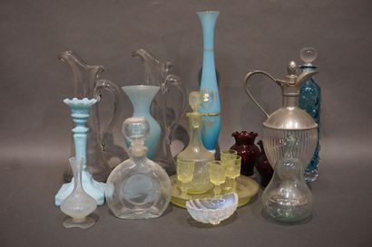 Manette de verrerie et verre opalin, carafes,...