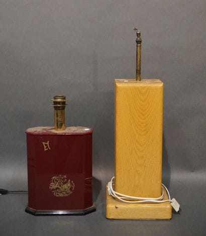 LAMPES
Deux lampes, en bois et en résine...