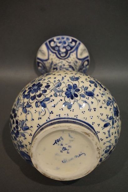 Vase en porcelaine bleu blanc à décor floral...