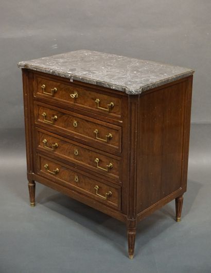 Commode en bois de placage à quatre tiroirs...