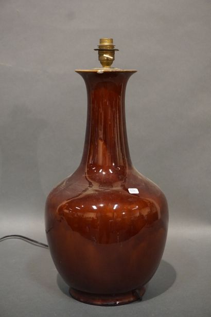 Lampe en céramique brune (égrenures). 48...