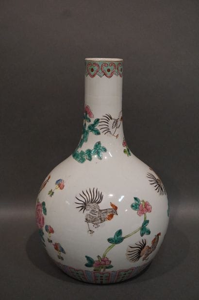 CHINE
Vase en porcelaine chinoise à décor...