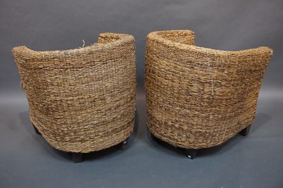 Paire de fauteuils en osier (usures). 78x73x70...