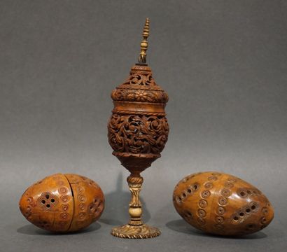 Trois œufs en buis sculpté (accidents). 14...