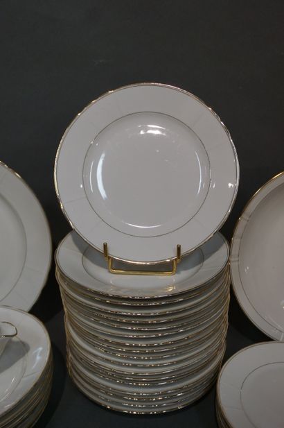 Service en porcelaine blanche à liseré doré....