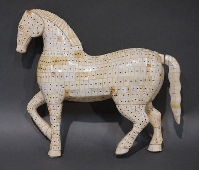 Cheval marqueté d'os (manques). 26x29 cm
