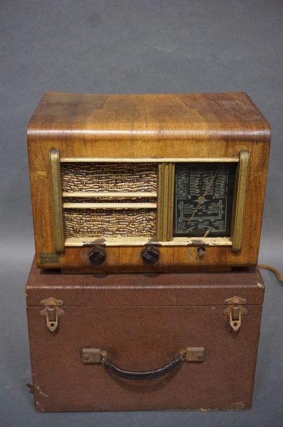 Poste radio dans son coffret (usure). 21x31x24...