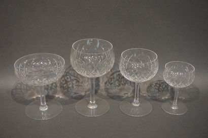 Service de verres en cristal taillé. Cristal...