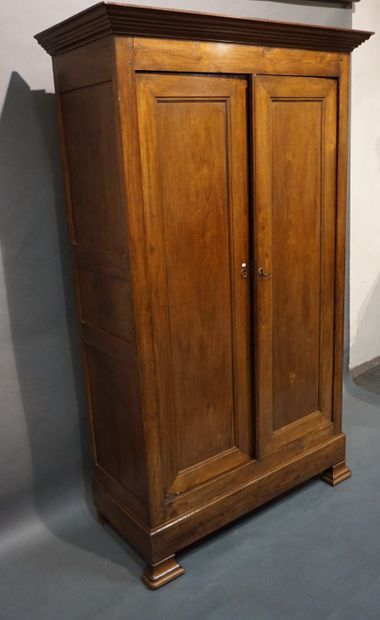 Armoire à deux portes en bois naturel. 220x134x57...