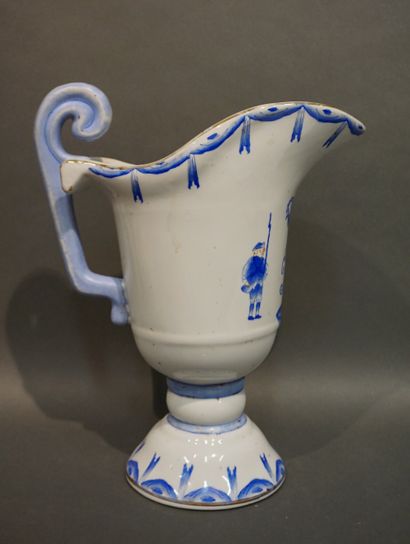 Hanap en porcelaine blanche asiatique à décor...