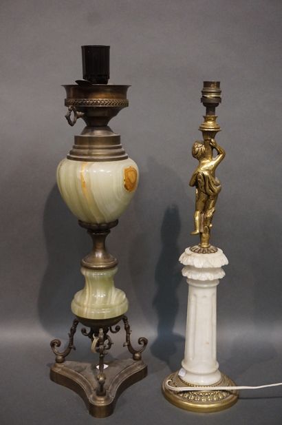 LAMPES
Deux lampes en onyx et laiton et en...