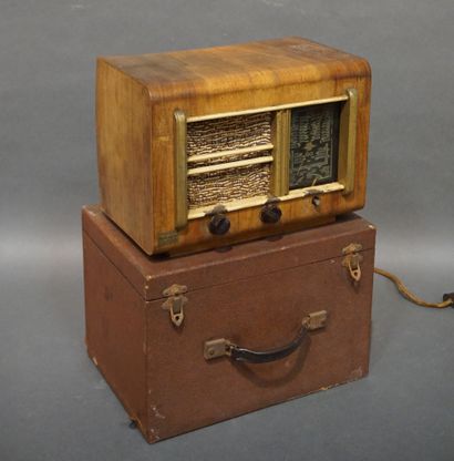 Poste radio dans son coffret (usure). 21x31x24...
