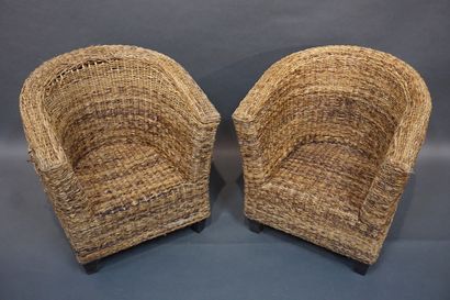 Paire de fauteuils en osier (usures). 78x73x70...