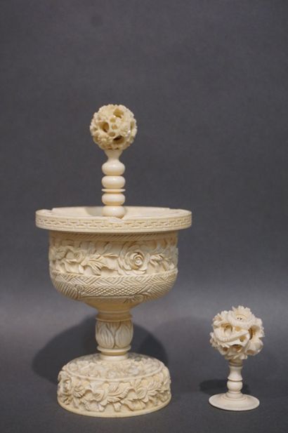 Deux éléments en ivoire ancien sculpté de...