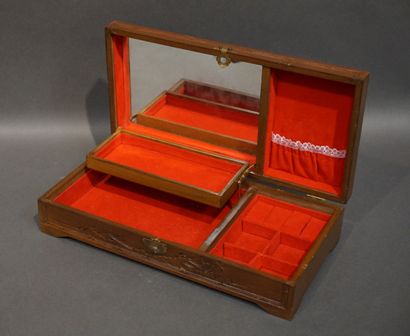 Coffret à bijoux en bois sculpté. 9x35x18...