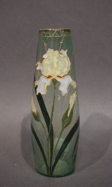 Petit vase en verre vert émaillé à décor...