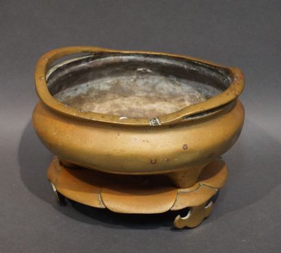 Brûle parfum asiatique en bronze, sur socle....