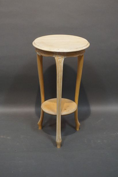 Round tripod pedestal table in ceruse wood...