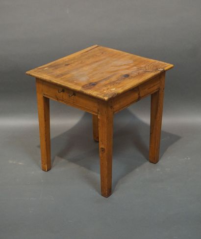 Pine coffee table. 52x48x50 cm