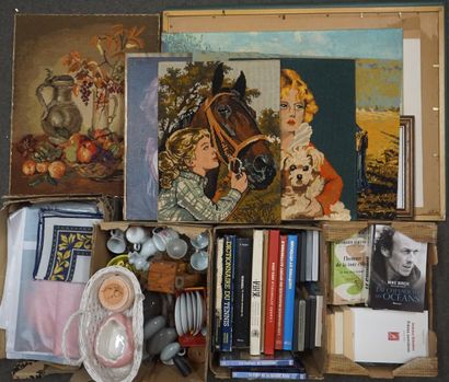 Cinq manettes de vaisselle, lampe, tissus,...