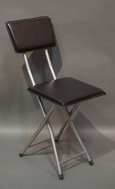 Four small folding chairs in metal and black...