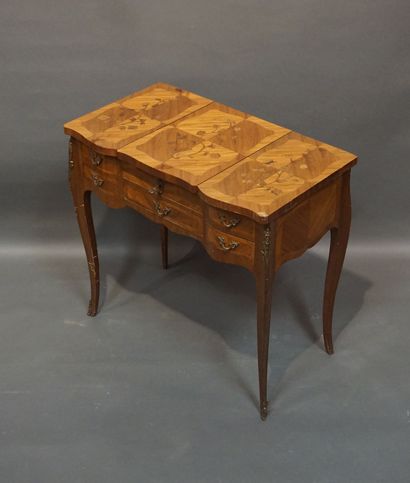 Dressing table in veneered wood and marquetry....