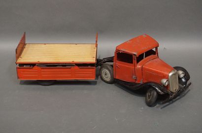 Red tin Citroën toy: tractor and trailer...