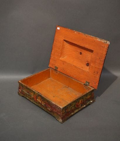 Painted wooden wig box (wear, missing parts)....