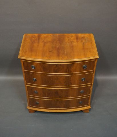 Small English chest of drawers, curved, in...