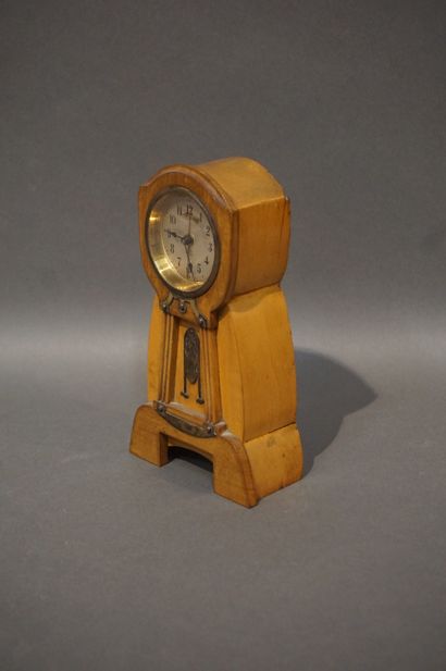 Wood and brass clock in the 1900 style, dial...