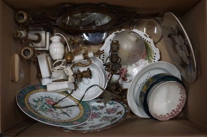 Manette de faïences, porcelaines, assiettes,...