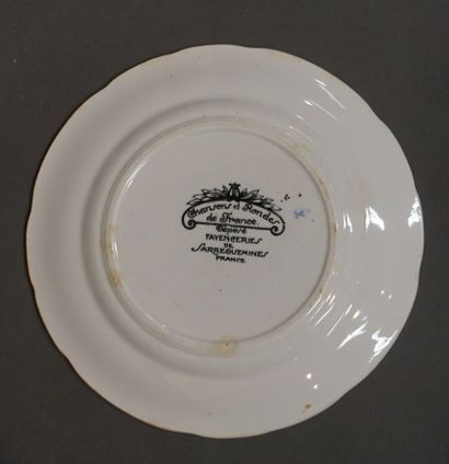 Eleven Sarreguemines earthenware plates 