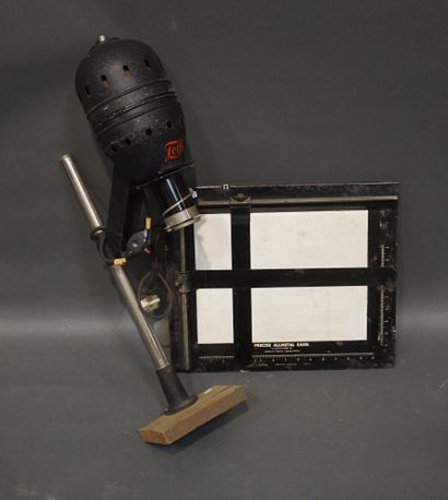 Foth lamp and photo plate (45x39 cm).