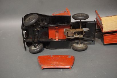 Red tin Citroën toy: tractor and trailer...