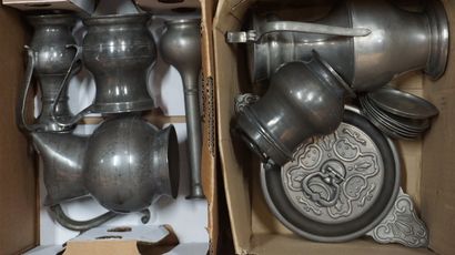 Deux cartons d'étains, écuelle, brocs, vase,...