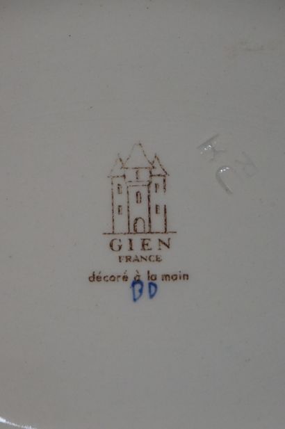 Gien earthenware dish (chips). 8x31x25 c...