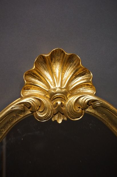 Miroir doré polylobé. 68x44 cm