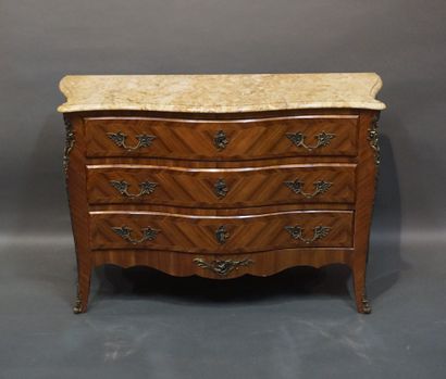 Veneered chest of drawers with three drawers...