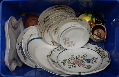 Manette de faïences et porcelaines, plats,...